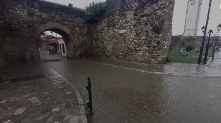 Disa minuta shi, përmbytin lagjen “Kala” në Elbasan