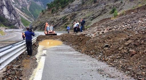 Përmbytje dhe bllokim rrugësh, reshjet e shiut krijojnë probleme në vend