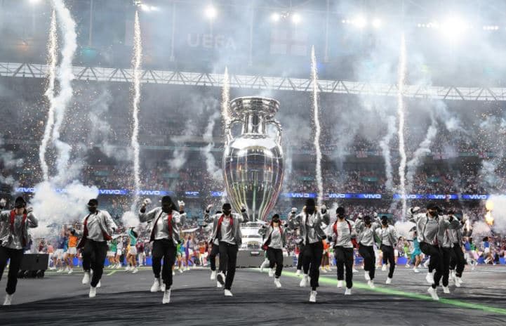 Ceremonia në stadiumin “Wembley” para finales së Europianit