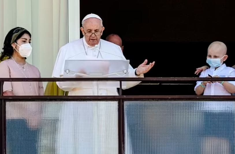 Papa Françesku bën daljen e parë publike pas operacionit