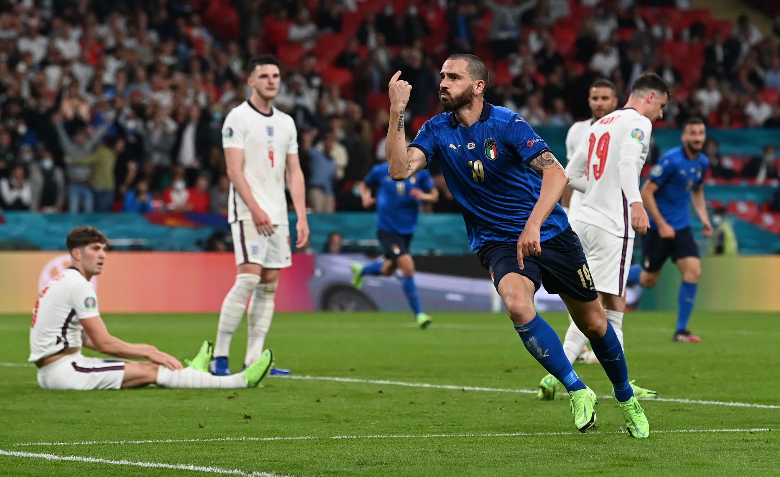 Vendoset baraspesha në finale, Bonucci çon në festë italianët (VIDEO)
