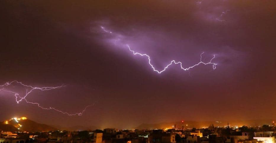 Ishin ngjitur në kullë për foto, vdesin 11 persona nga goditja e rrufesë në Indi