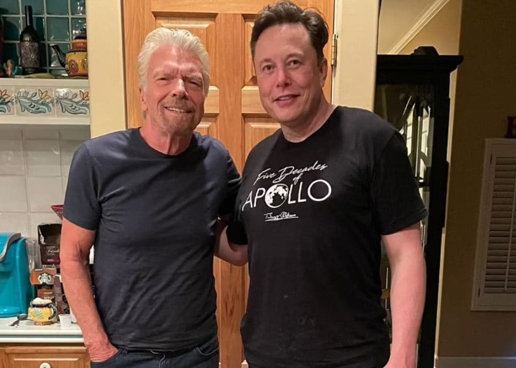 Në konkurrencë me njëri-tjetrin, Elon Musk rezervon një biletë në Virgin Galactic
