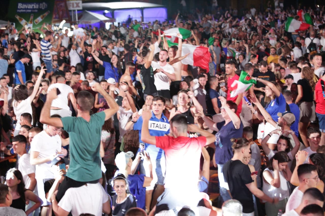 Si u festua fitorja e Italisë mbrëmë në kryeqytet (FOTO)
