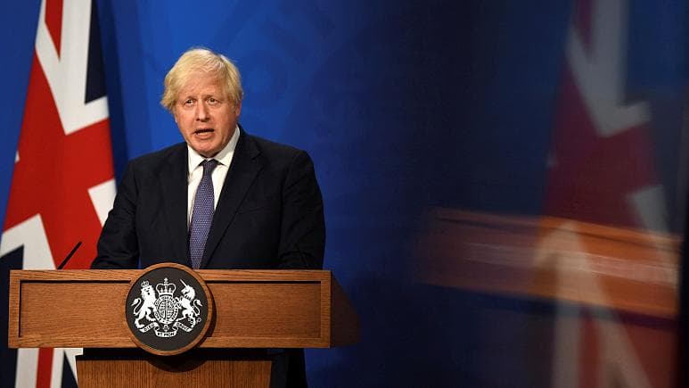 Pavarësisht rritjes së rasteve me Covid, Johnson i vendosur për të hequr kufizimet