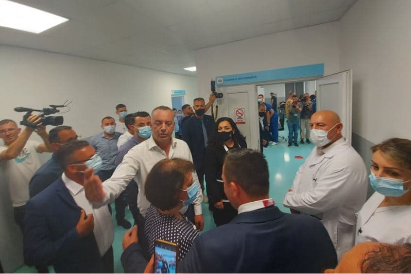 Presidentja Osmani viziton qytetarët e helmuar në Deçan: Rasti të hetohet me urgjencë