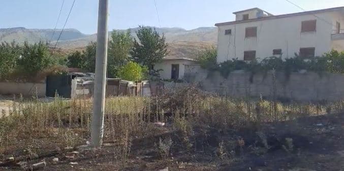 Zjarr në Gjirokastër, rrezikohet shpërthimi i disa predhave (VIDEO)
