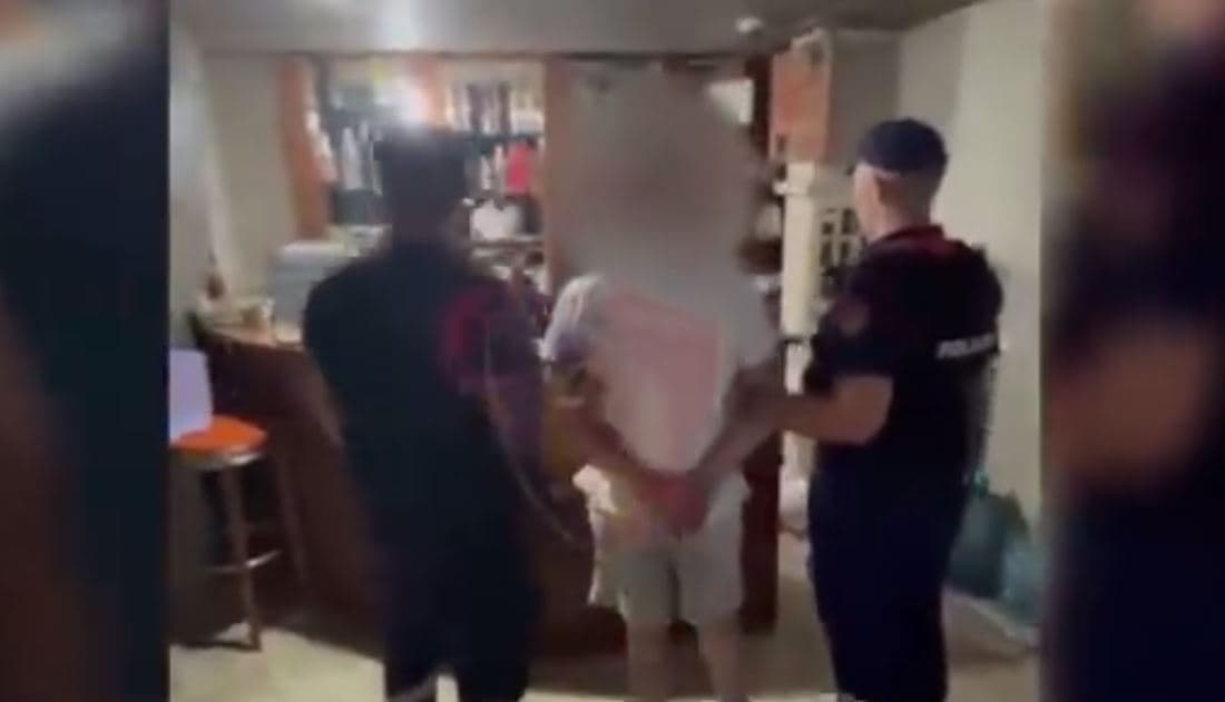 Shpërndante kanabis në lokal dhe organizonte lojëra fati, në pranga pronari