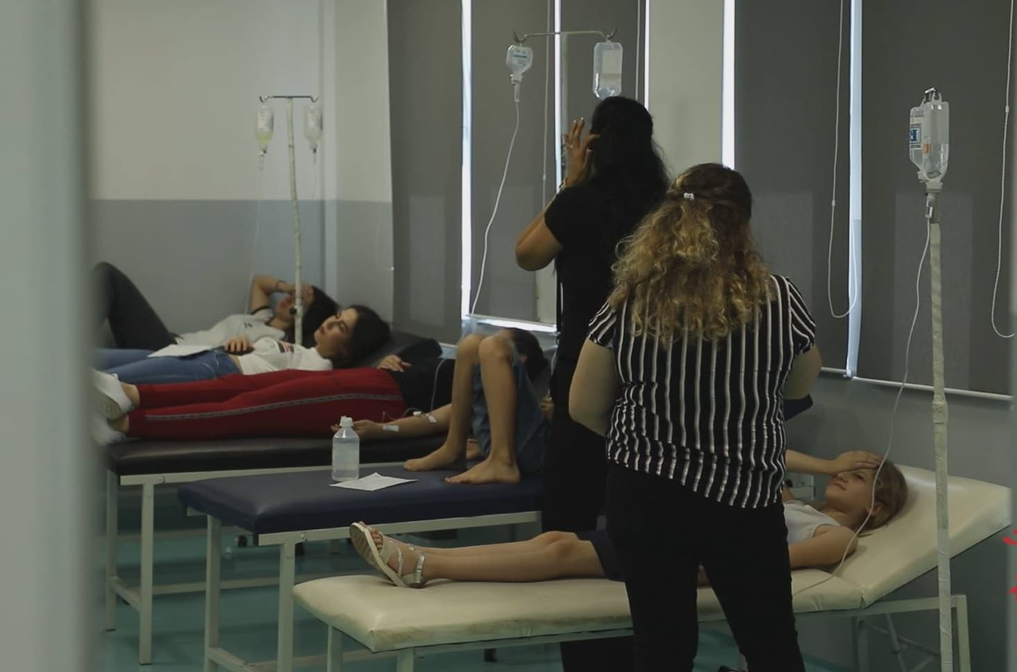 Helmimet masive në Deçan/ Edhe 310 pacientë kërkojnë ndihmë në 24 orët e fundit (VIDEO)