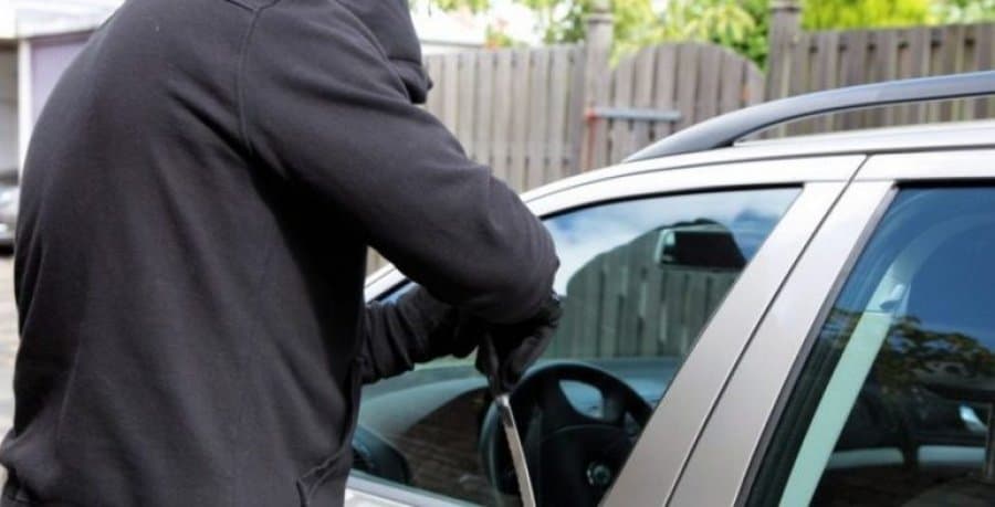 Nga Tepelena në Lushnje për të vjedhur automjete, dy të rinj në pranga