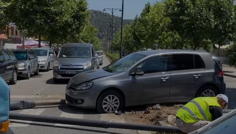 Video/ Aksidentohen dy makina në Elbasan, njëra merr përpara shtyllën