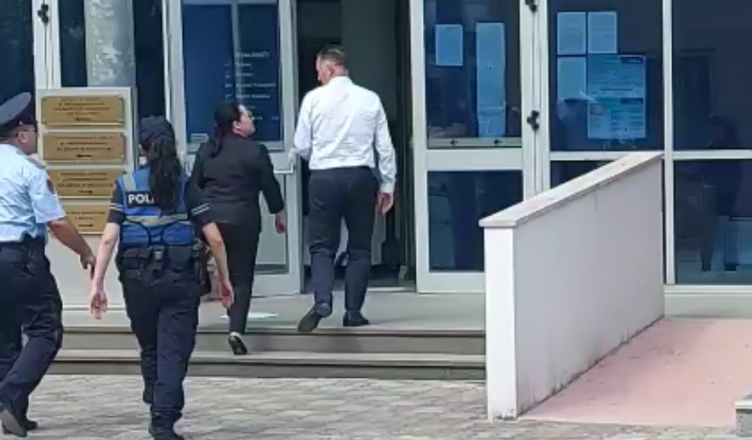       Arkë me peshk, 1 mijë € dhe një celular për një vend pune/ GJKKO e lë në arrest shtëpie ish-zv.ministren Voda (VIDEO)