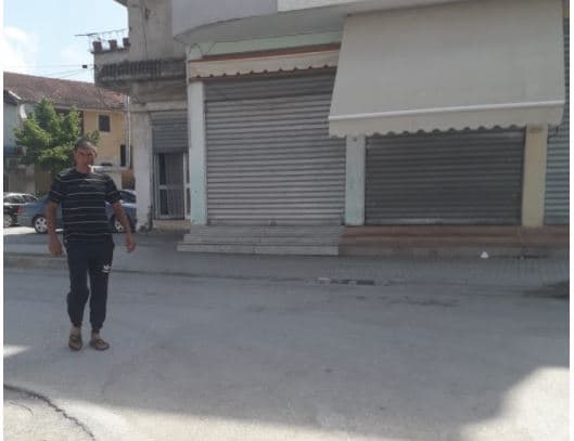 Grabitja në Peqin/ Pronari i supermarketit: Morën xhiron ditore, u përleshën me djalin