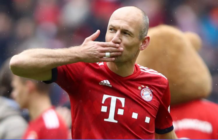 Robben e mbyll me futbollin e luajtur, njofton tërheqjen