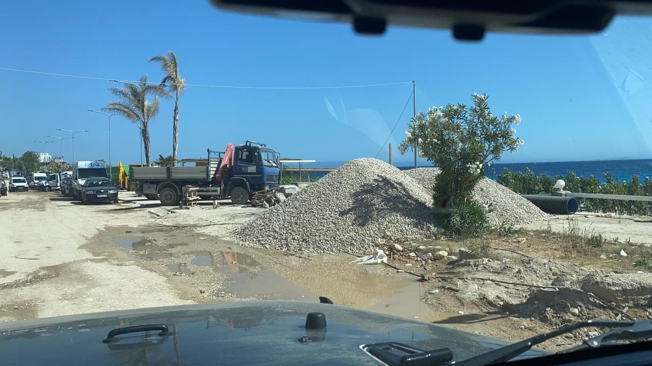 Dhërmi/ Kantiere të hapura dhe mungesë energjie në kulmin e sezonit (VIDEO)