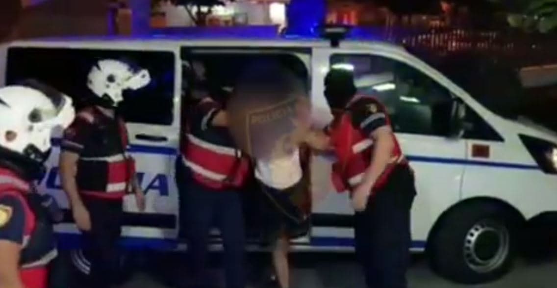 Në kërkim për tentativë vrasje, kush është i riu i arrestuar te ‘Shkëmbi i Kavajës’