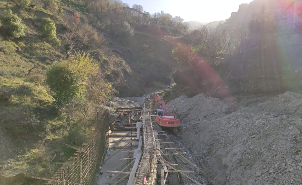 Ndërtimi i Bypass-it në Gjirokastër, bien nga skela dy punëtorë