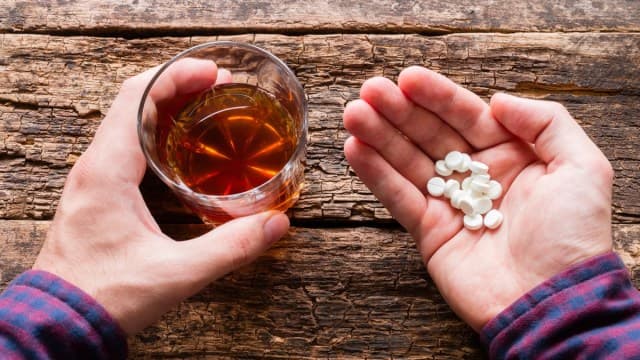 Alkooli dhe ilaçet, pesë pasojat me të cilat mund të përballeni