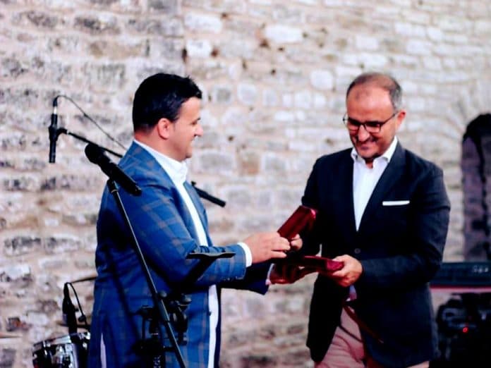 Ambasadori Soreca nderohet nga Gjirokastra me “Çelësin e qytetit”