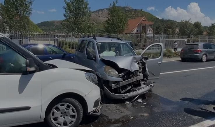 Aksident në dalje të Lezhës, përplasen tre automjete, tre të plagosur