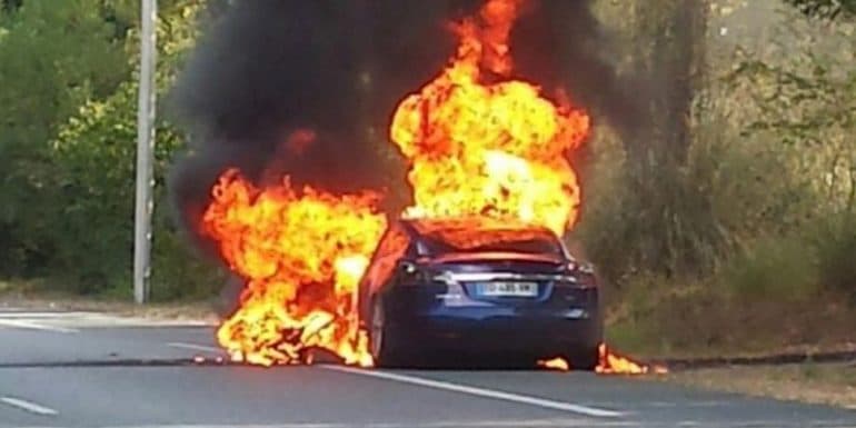 Përfshihet nga flakët makina në ecje, shpëton shoferi