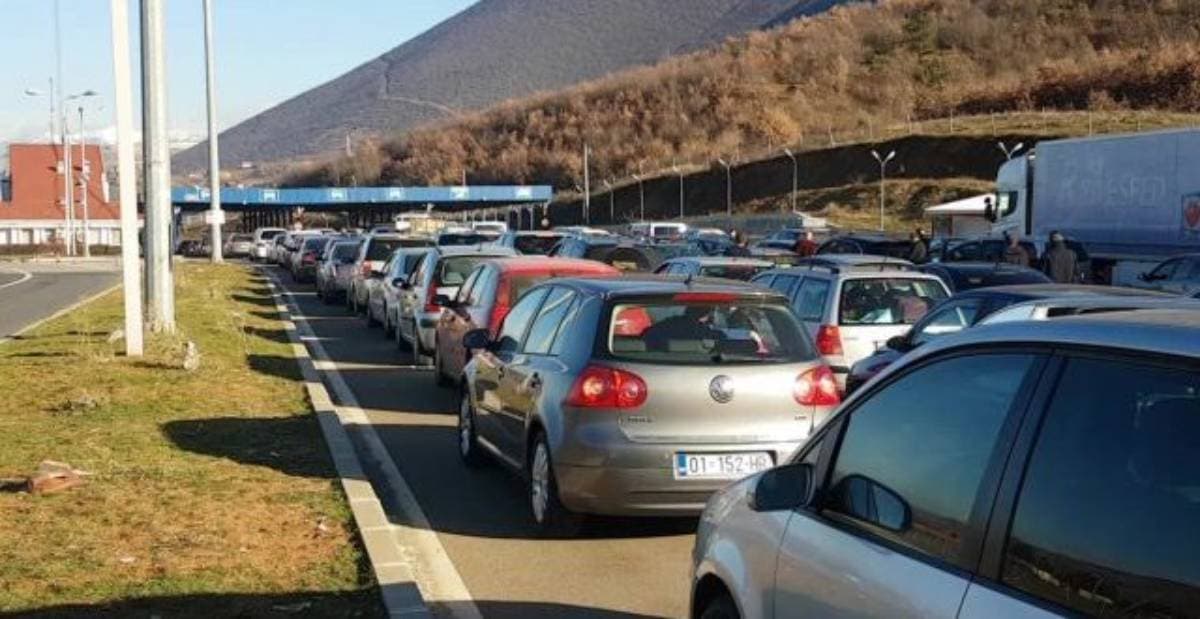 Radhë në Morinë, dyndje e madhe pushuesish nga Kosova drejt Shqipërisë