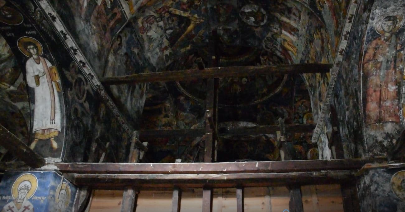 Reshjet dëmtojnë çatinë e kishës së Shën Thanasit në Voskopojë (VIDEO)