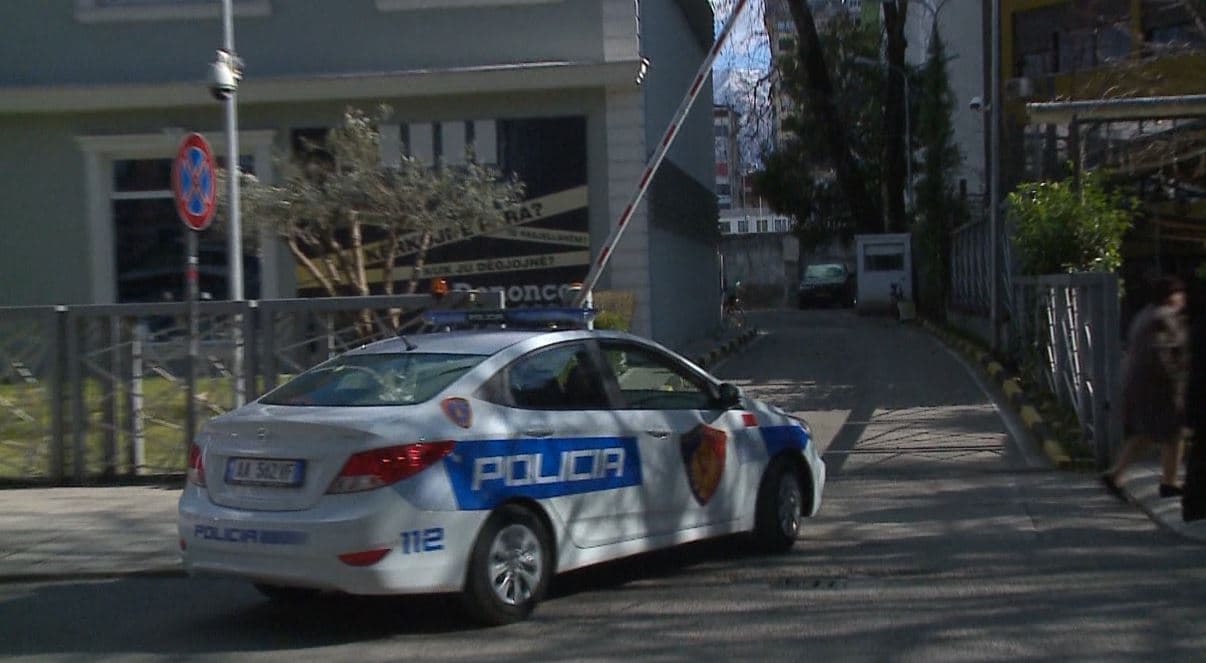 U kap me kokainë në makinë, lihet në burg efektivi i policisë