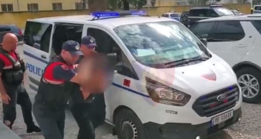 Plagosi me thikë vëllain, arrestohet 32-vjeçari në Tiranë