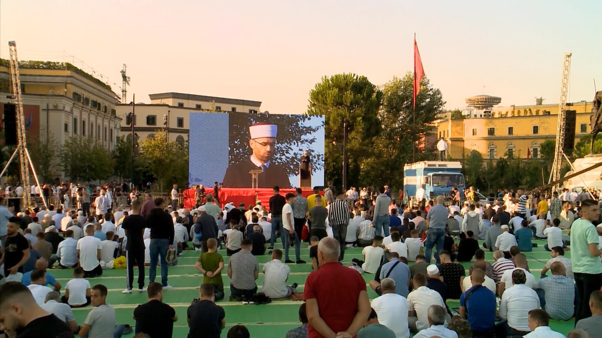 Qindra besimtarë falin Namazin në sheshin Skënderbej, Kreu i KMSH: Ditë për të reflektuar