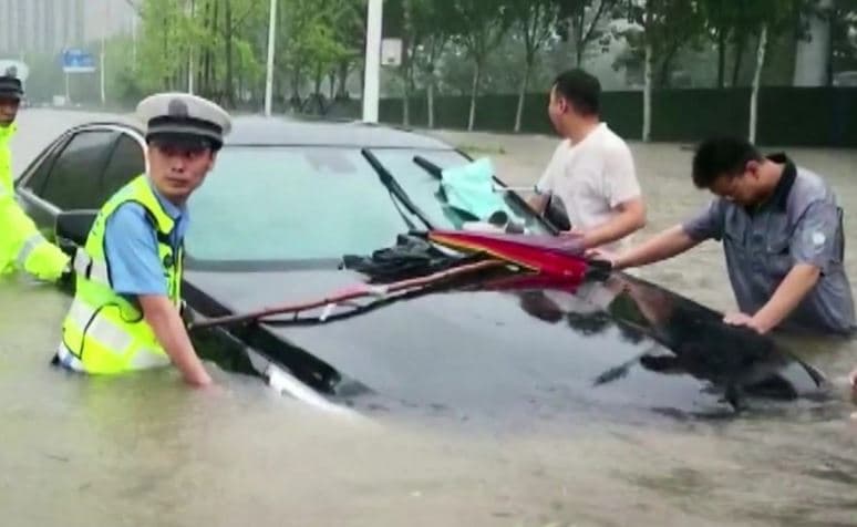 Reshjet e dendura shkaktojnë përmbytje në Kinë