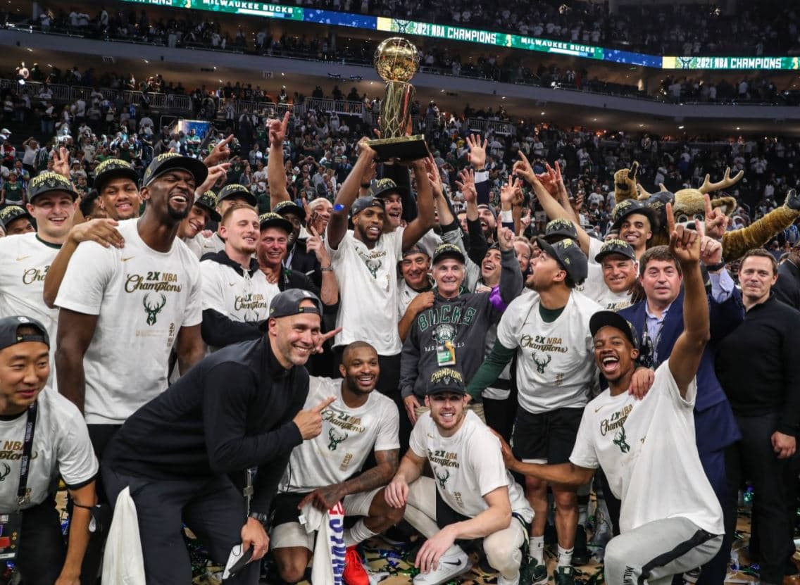 Plot 50 vite pritje, Milwaukee Bucks fiton titullin kampion në NBA