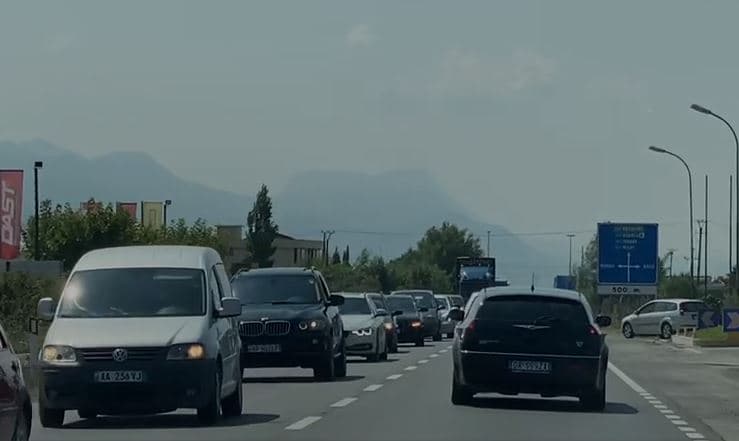 Kosovarët drejt bregdetit shqiptar, radhë kilometrike në aksin Lezhë -Milot