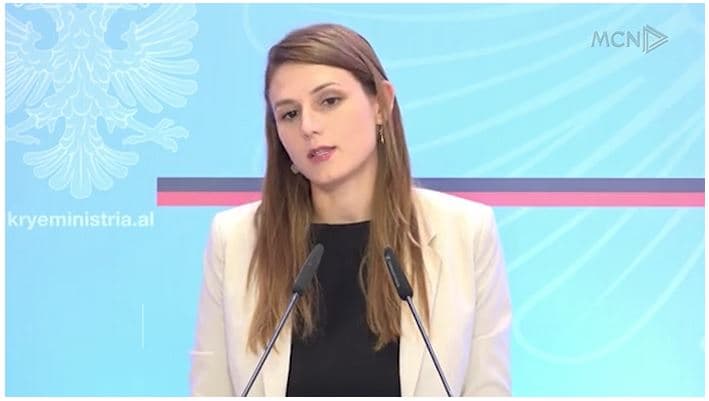 Muzhaqi ironizon Rovena Vodën: Nuk hyn në lojë partia, miku, larg qoftë arka e peshkut (VIDEO)