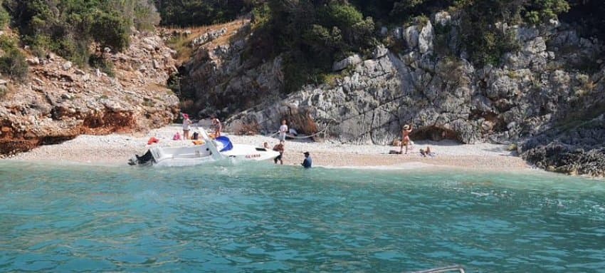 Skafi me 6 persona në bord rrezikon të mbytet, shpëtojnë mrekullisht turistët