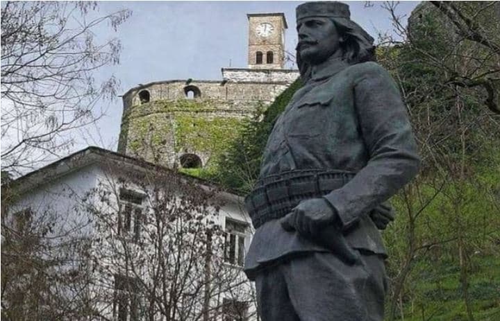 Sheshi mban emrin e tij, largohet pas 97 vitesh busti i Çerçiz Topulli