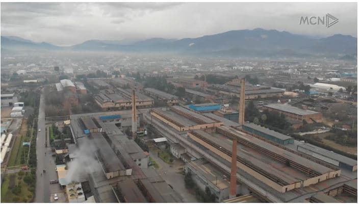 Thellohet skandali me emetimet e Albchrome (VIDEO)
