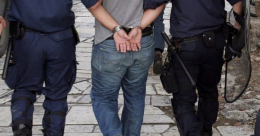 Kanosi me hanxhar vëllanë, arrestohet 39-vjeçari në Vlorë