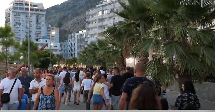 Rikthehet jeta e natës në Shëngjin (VIDEO)