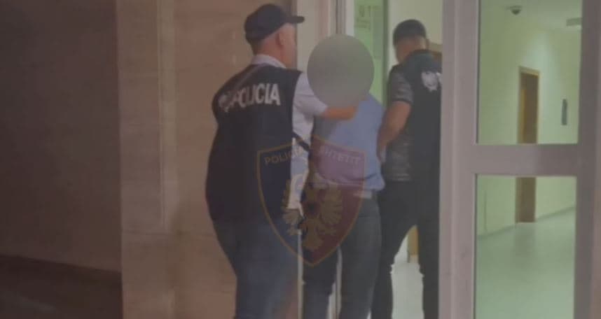 Kanosi me armë zjarri fqinjin, arrestohet një 30-vjeçar në Fier