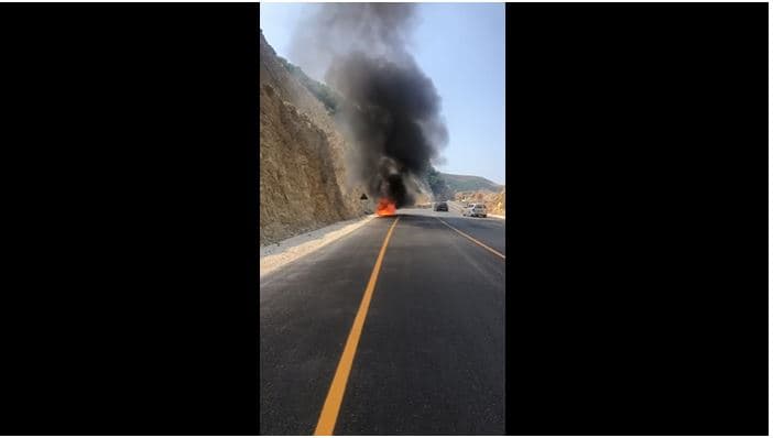 Vlorë, merr flakë në ecje një automjet (VIDEO)