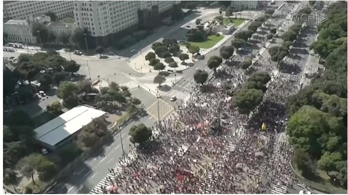 Mbi 500 mijë viktima nga Covid-19, brazilianët në protestë: Të largohet presidenti