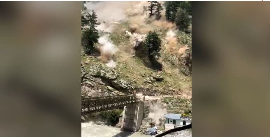 Rrëshqitje toke në Indi, vdesin 9 turistë (VIDEO)