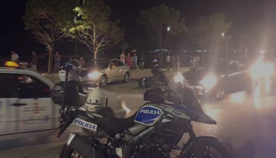Përplaset makina me motorrin në Vlorë, plagoset një person