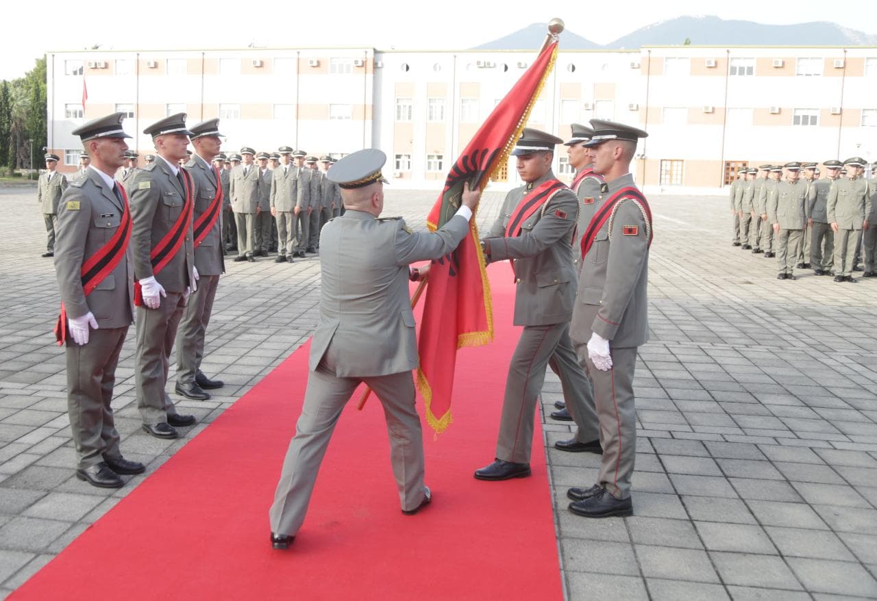    Diplomohen 59 oficerët e rinj/ Peleshi: Akademia e FA, diploma ekuivalente me akademitë e vendeve të NATO-s