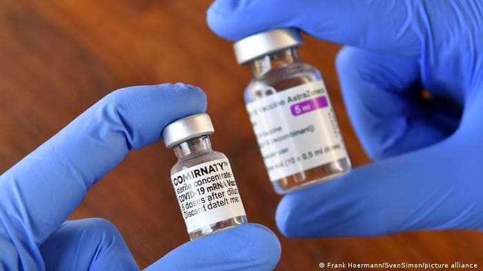 Doza e parë me AstraZeneca, e dyta me Pfizer rrit 6 herë antitrupat