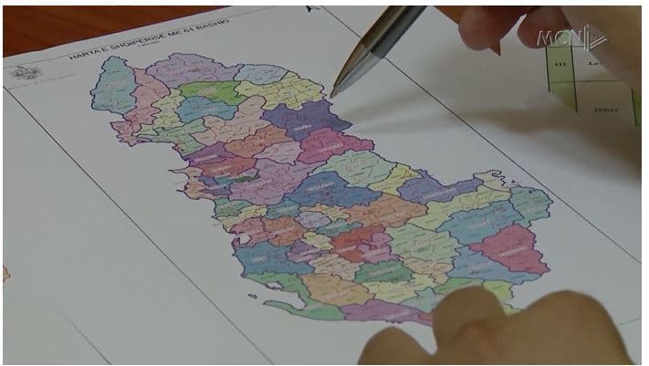 PD kërkon shtimin e numrit të bashkive, Azizaj: Reforma territoriale largoi shërbimet nga qytetarët