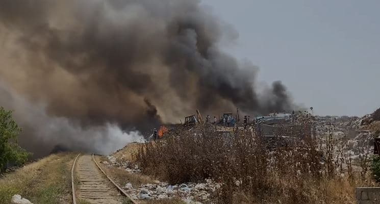 Video/ Tym i zi dhe flakë nga djegia e plehrave në Fier, vatrat riaktivizohen