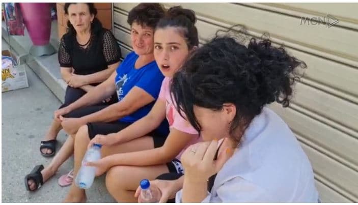 Djegia e mbetjeve, banorët dalin nga shtëpitë (VIDEO)