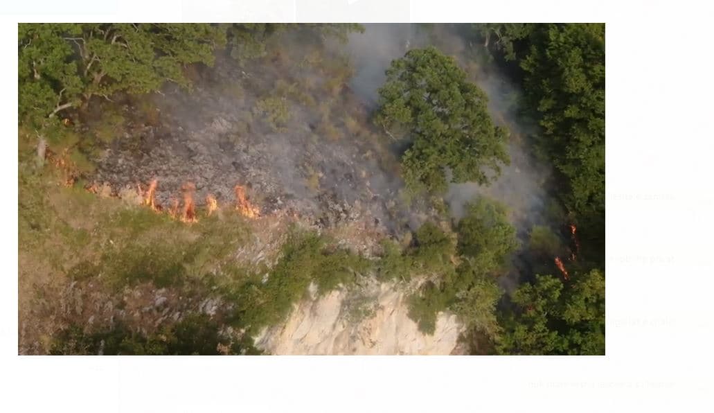 Zjarret në Karaburun, zgjerohet sipërfaqja e djegur (VIDEO)